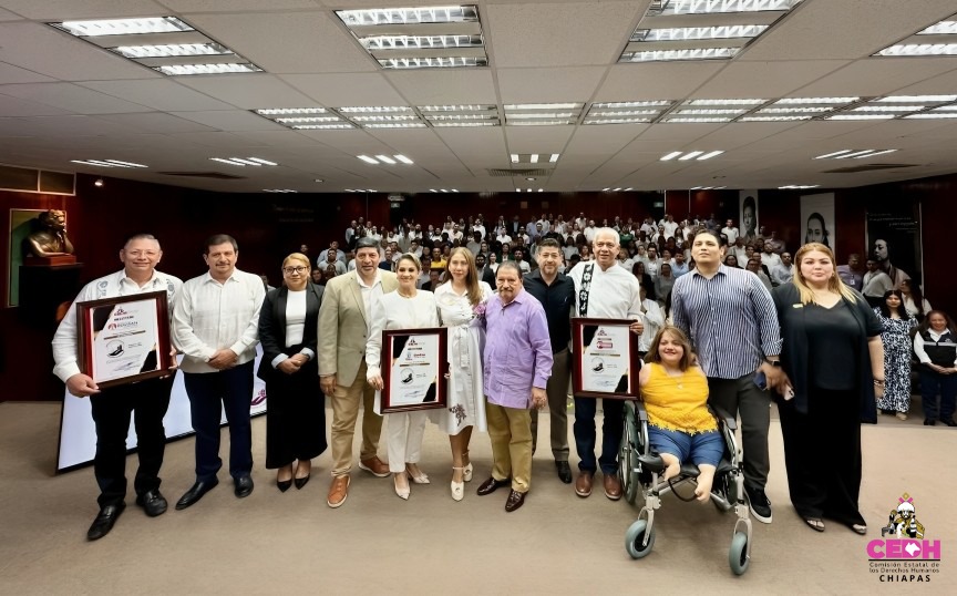 📌📲Por segundo año consecutivo, La Comisión Estatal de los Derechos Humanos entregó el distintivo denominado “Empresa Respetuosa de los Derechos Humanos” a 99 empresas chiapanecas