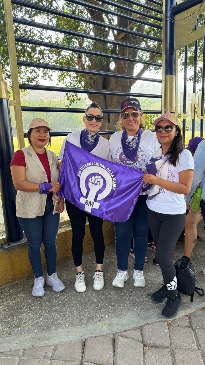 📌📲 La Comisión Estatal de los Derechos Humanos de Chiapas participó en la marcha efectuada este domingo por la avenida principal de Tuxtla Gutiérrez, para conmemorar el Día de la Mujer, al igual que en varias ciudades de México y de otros países.