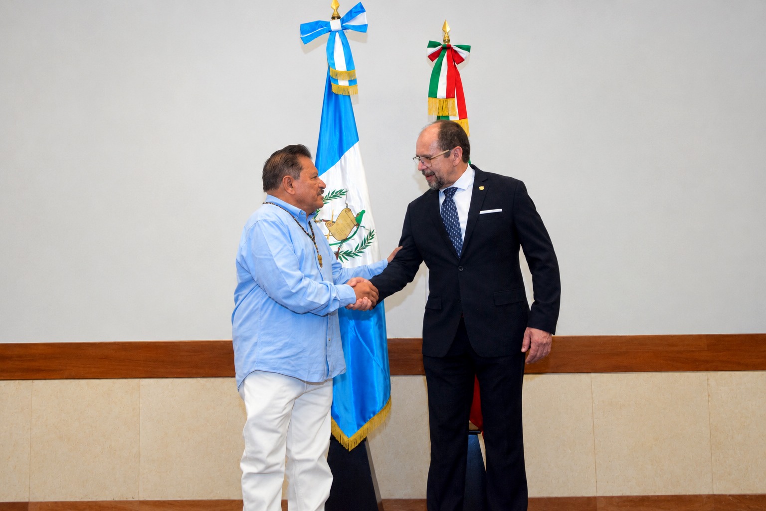 El Mtro. Horacio Culebro Borrayas, Presidente de la Comisión Estatal de los Derechos Humanos de Chiapas (CEDH), tuvo el honor de asistir como invitado especial del Cónsul General de Guatemala en Tuxtla Gutiérrez, Hugo Arnoldo Blanco, a la ceremonia conmemorativa del 205 Aniversario de la Independencia de la República de Guatemala.